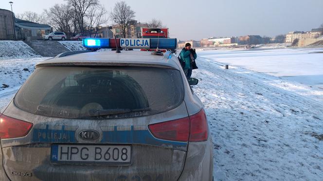 Akcja ratunkowa pod Wawelem. Mężczyzna wpadł do Wisły, kiedy załamał się pod nim lód [ZDJĘCIA]