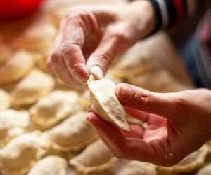 Tradycyjna kuchnia polska w zdrowszej wersji. Jak jeść pierogi i dbać o zdrowie?