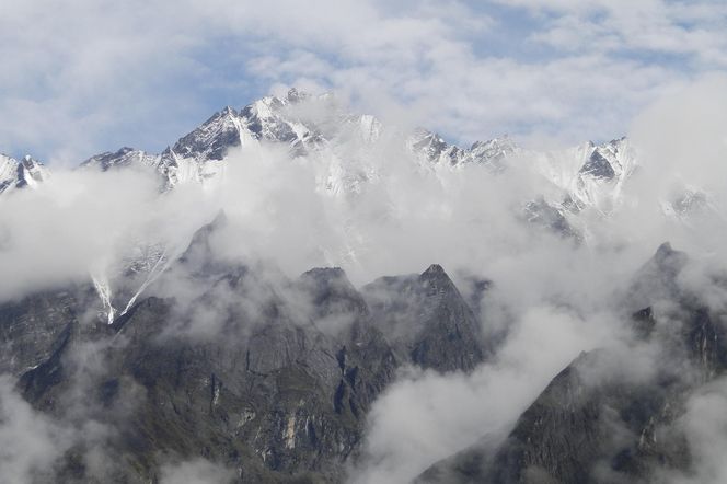 Niesamowity wyczyn Polaka w Himalajach. Bartek Ziemski zjechał na nartach z Lhotse