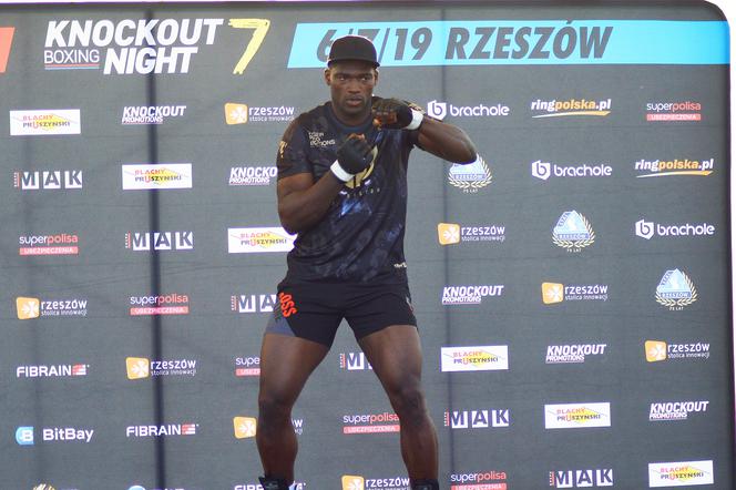 KnockOut Boxing Night 7 w Rzeszowie - trening medialny (Izu Ugonoh)