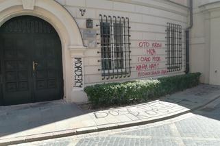 Wysmarowali katedry bluzgami