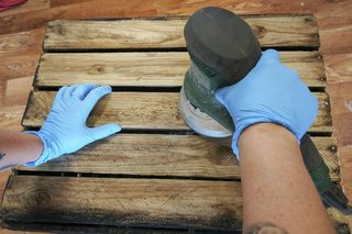 Stylowy pojemnik na kółkach DIY ze skrzynki po owocach – instrukcja wykonania (1)