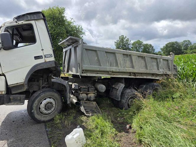  Dwie ciężarówki roztrzaskały się na drodze. Kierowca Scanii nie miał szans