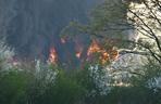 Potężny pożar w Koninie. Kłęby czarnego dymu nad miaste
