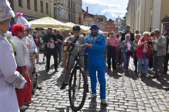 Kolorowa parada na otwarcie Dni Torunia. Przeszła przez serce toruńskiej starówki