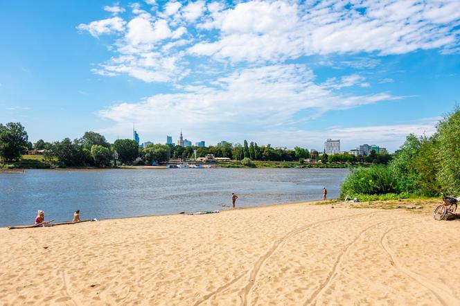 Plażówka Saska, czyli plaża na Saskiej Kępie – piasek, woda i zieleń