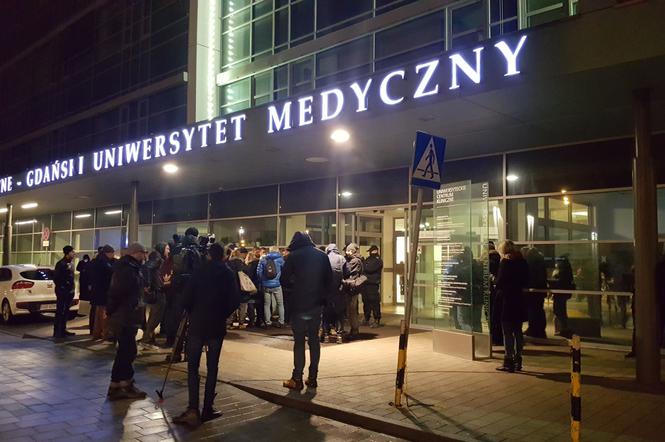 Atak na Adamowicza. Dziennikarze czekają na informacje przed szpitalem