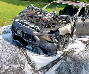 Pożar mercedesa w Lyskach. Auto całkowicie spłonęło