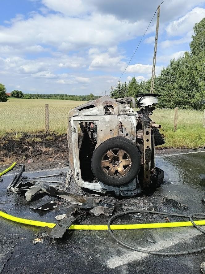 Fatalne skutki wyprzedzania! Uderzone auto stanęło w płomieniach. Zginęła jedna osoba