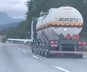 Samolot lądował na zatłoczonej trasie między autami! Wideo mrozi krew w żyłach