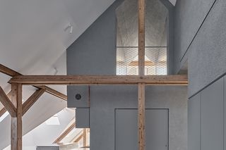 Adaptacja poddasza w starej kamienicy. W roli głównej konstrukcja dachu