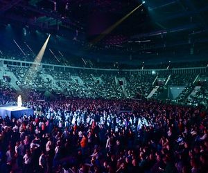 Tysiące osób uczestniczyło w spektaklu Uniesieni. Były wspólne śpiewy i modlitwa