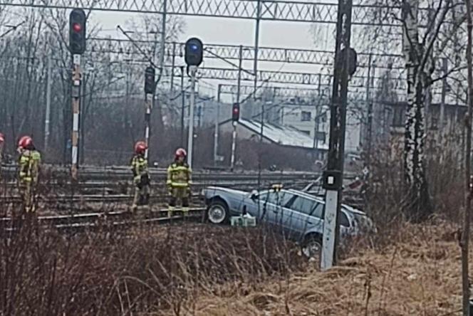 Pszczyna. Pijany kierowca nie zauważył zakrętu i wylądował tuż przed torami 