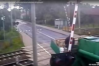 Groza na przejeździe kolejowym pod Pułtuskiem. Ciągnik wepchnął kombajn na tory! [ZDJĘCIA].