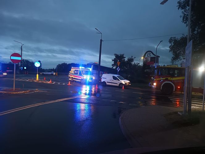 Nowy Dwór Mazowiecki. Autobus zderzył się z samochodem i przeciął barierki. Na pokładzie 33 osoby