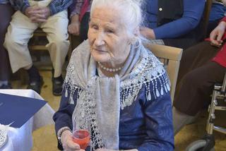 Jest starsza niż polska niepodległość! Na 102. urodziny pani Aniela zatańczyła z wójtem 