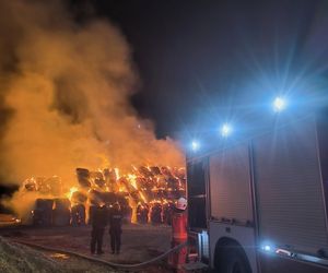 Pożar na polu. Spłonęło 1000 balotów słomy