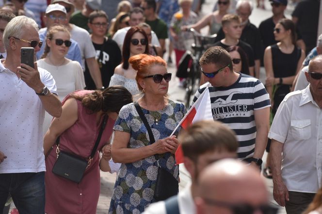Marsz Milczenia dla Klaudii w Toruniu. „Niech nasza cisza przemówi głośniej niż słowa” [GALERIA]