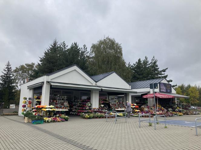 Ceny zniczy i wiązanek na cmentarz 