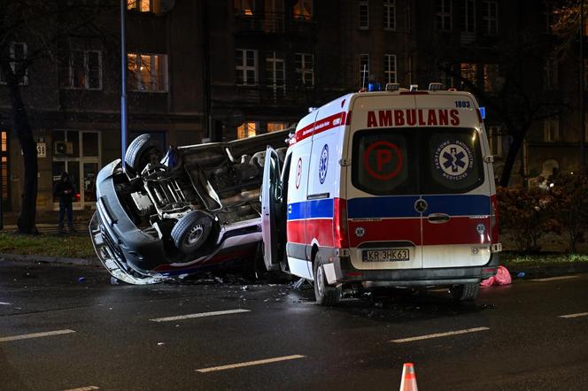 Kraków. Dwie karetki na sygnale zderzyły się na skrzyżowaniu w centrum miasta