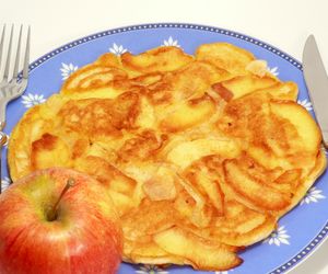 Przepyszny owsiany omlet z jabłkiem - idealny na śniadanie lub podwieczorek