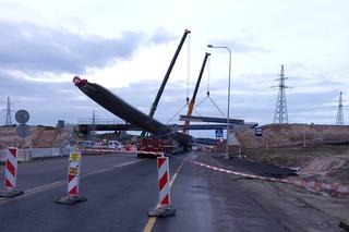 W ten wiadukt na S3 wjechała ciężarówka ze śmigłem turbiny wiatrowej. Trwa naprawa obiektu