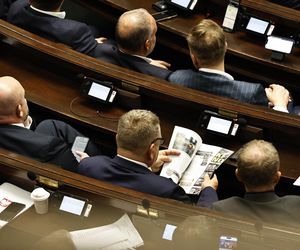 W  czasie obrad Sejmu poseł przeglądał katalog z bronią