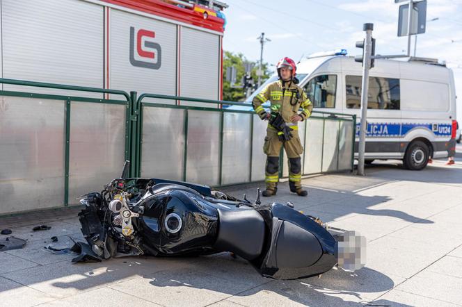 Motocyklista wjechał w przystanek