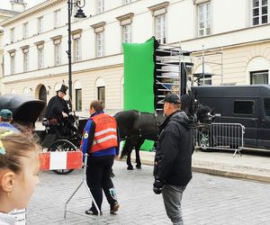 Co się dzieje na Krakowskim Przedmieściu w Warszawie? Rosyjskie napisy na ulicach