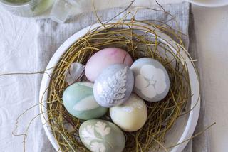 Naturalne barwniki do jajek, czyli barwienie pisanek krok po kroku