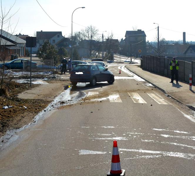 Siemiatycze. Policyjny pościg za seatem. 33-latek uderzył w latarnie i zaczął uciekać pieszo