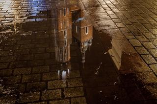 Tak bawi się Kraków nocą. Wandal wyrwał dwie płyty chodnikowe i rozbił je, nie zważając na przechodzące osoby
