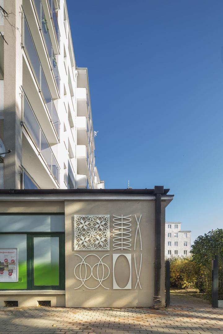 Nowe grafiki z metalu na ścianach gdyńskich budynków