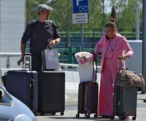Anna Mucha z rodziną na lotnisku
