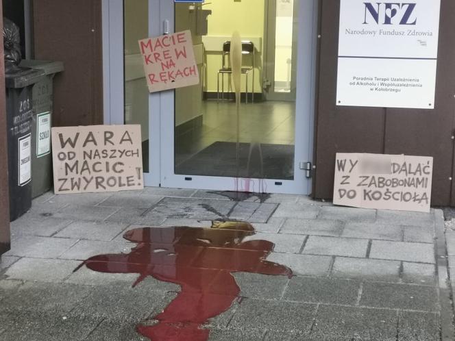 Plama krwi i hasła na tablicach. Protest pod niewłaściwymi drzwiami