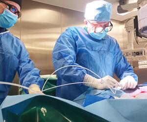 Kardiolodzy ze szpitala na Józefowie wszczepili stymulator serca wielkości baterii od pilota. 