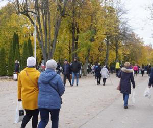 Tłumy na cmentarzu przy ul. Poprzecznej. Olsztynianie odwiedzają groby bliskich [ZDJĘCIA]