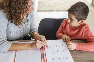 Dziecko ma problemy z matematyką? Ten prosty przedmiot, który możesz mieć w domu, pomoże mu w nauce