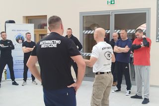 Ratownicy medyczni z Radomia rozpoczęli kurs samooobrony [WIDEO]