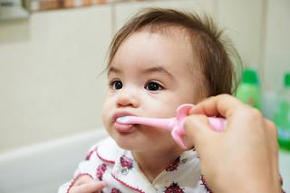 Higiena jamy ustnej już od pierwszych dni życia? Rodzice o niej zapominają [WYWIAD]