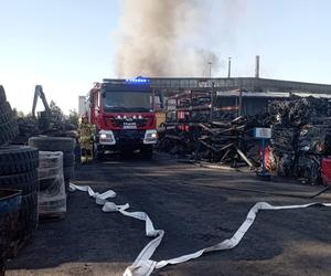 Pożar hali produkcyjnej w Nowinach koło Kielc