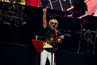 Zdjęcie mężczyzny, aresztowanego za podszywanie się pod Sammy'ego Hagara stało się wiralem. Muzyk zareagował