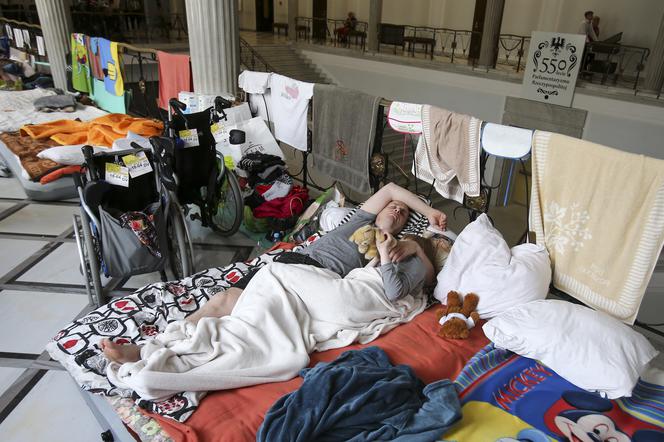 Protestujący w Sejmie obchodzą Dzień Flagi