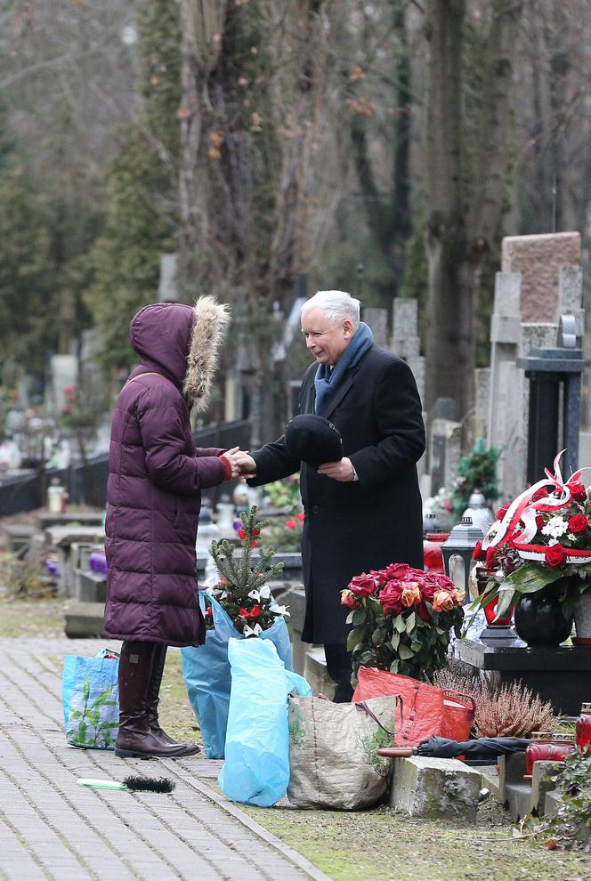 Prezes zawiózł choinkę na grób mamy