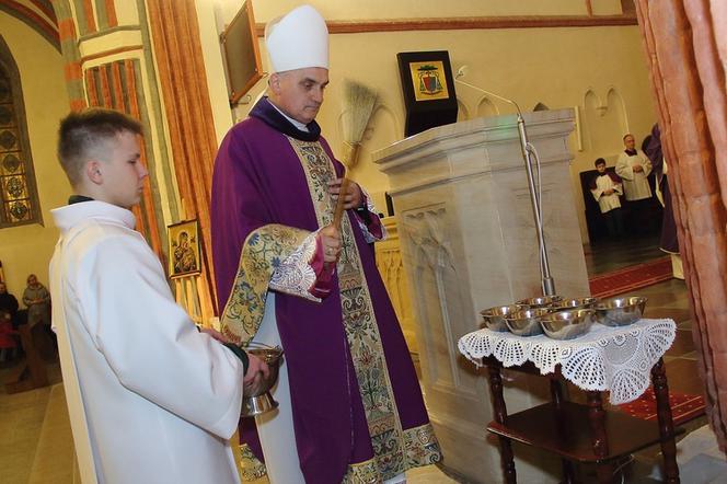 Biskup Krzysztof Włodarczyk podczas Mszy św. w Środę Popielcową w koszalińskiej katedrze.