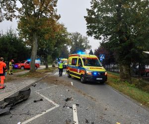 Zderzenie autobusu miejskiego z osobówką w Wilkowicach koło Leszna