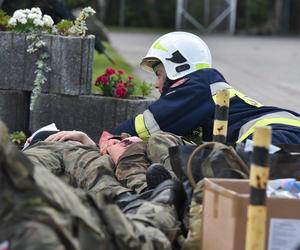 Efektowne ćwiczenia WOT w Czernikowie pod Toruniem. Scenariusz zakładał atak przeciwnika na szkołę z kilkudziesięcioma uczniami