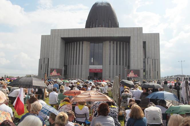 Rodzina Wyszyńskiego pod świątynią