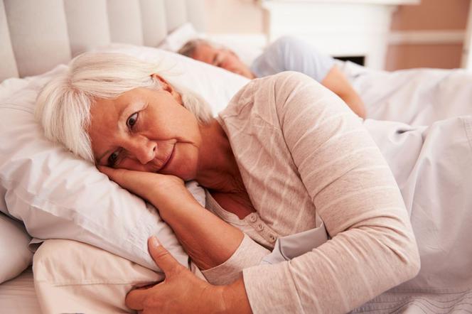BEZSENNOŚĆ SENIORA - przyczyny kłopotów z zasypianiem u osób starszych