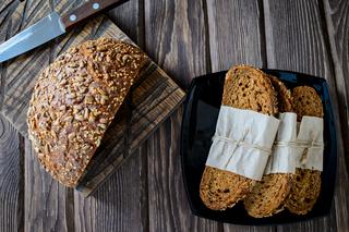 Jak przechowywać chleb, jak przedłużyć świeżość pieczywa? [WIDEO]